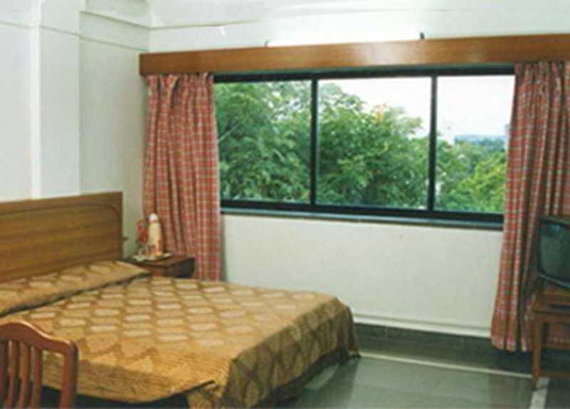 Hotel Meru Пюн Екстериор снимка