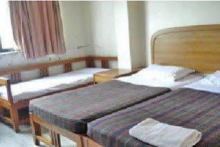 Hotel Meru Пюн Екстериор снимка